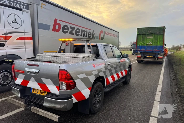 Vrachtwagen met kapotte versnellingsbak blokkeert weg