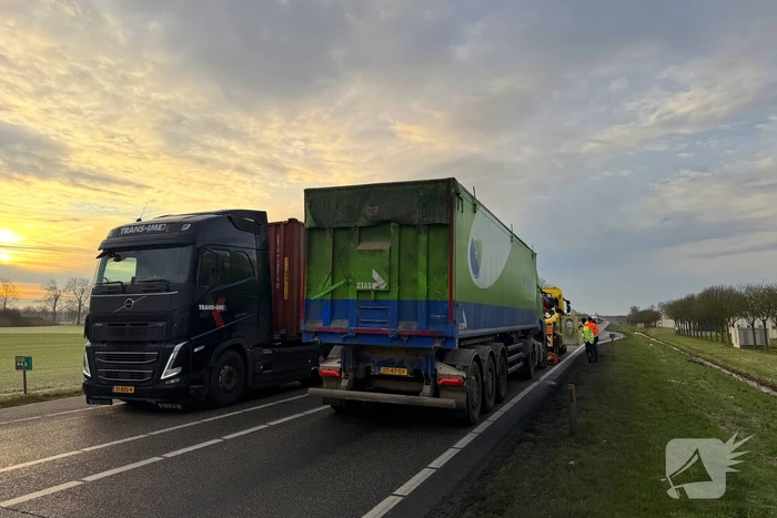 Vrachtwagen met kapotte versnellingsbak blokkeert weg