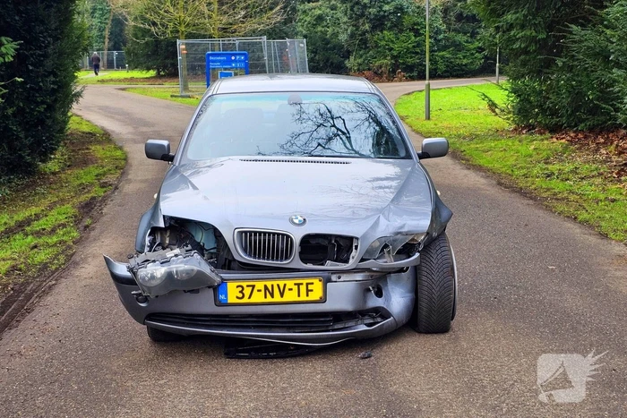 Auto belandt in sloot door botsing
