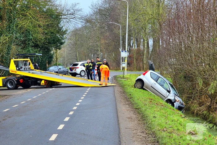 Auto belandt in sloot door botsing