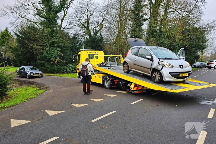 Auto belandt in sloot door botsing