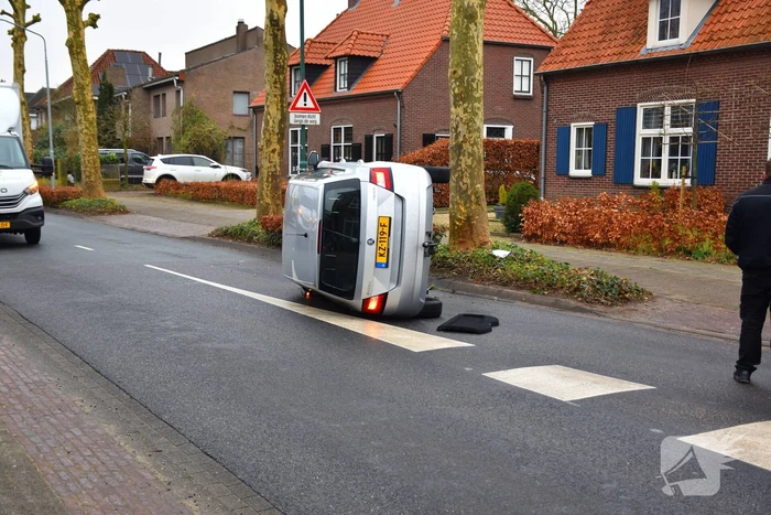 Bestuurster raakt boom, auto belandt op zijkant