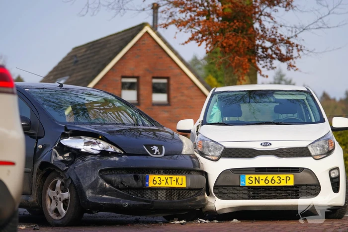 Twee auto's beschadigd bij ongeval