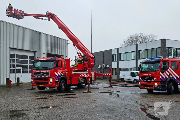 Bestelbus in brand bij garagebedrijf