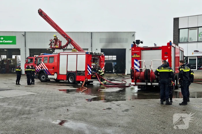 Bestelbus in brand bij garagebedrijf