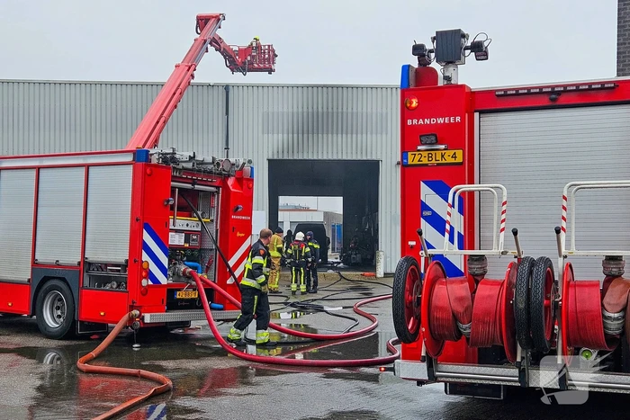 Bestelbus in brand bij garagebedrijf