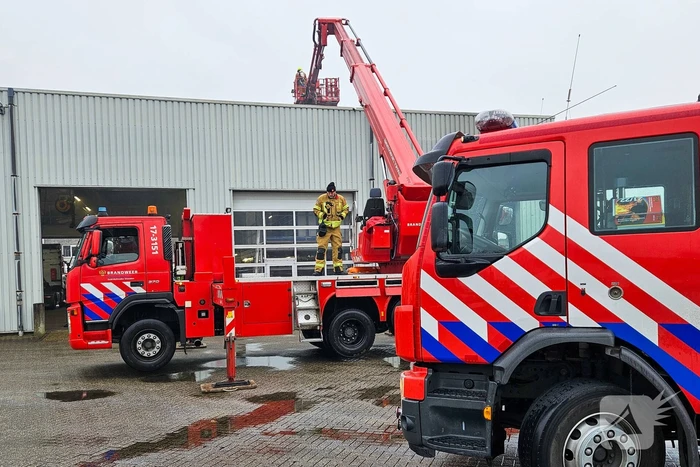 Bestelbus in brand bij garagebedrijf
