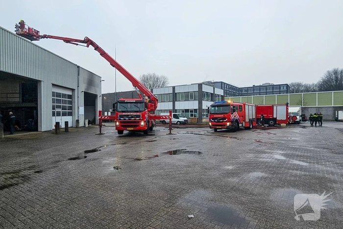 Bestelbus in brand bij garagebedrijf