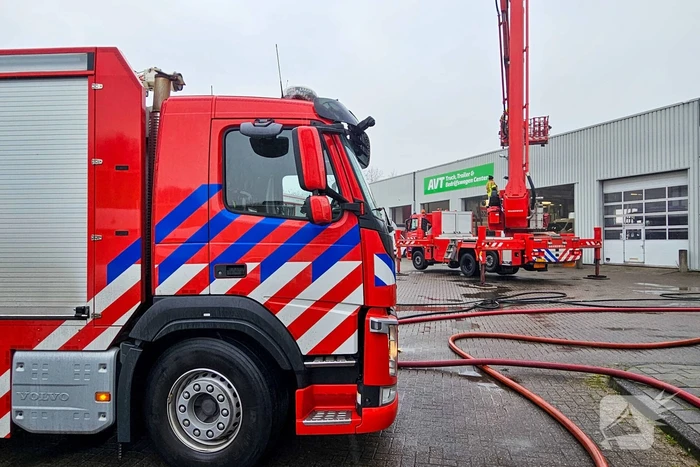Bestelbus in brand bij garagebedrijf