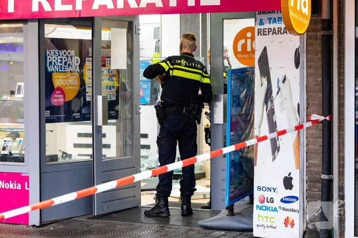 Politie doet onderzoek naar een overval op winkel