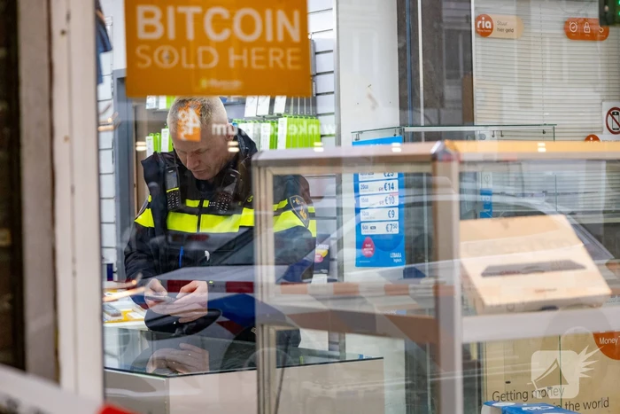 Politie doet onderzoek naar een overval op winkel