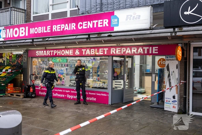 Politie doet onderzoek naar een overval op winkel
