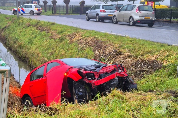 Twee voertuigen belanden in sloot na aanrijding