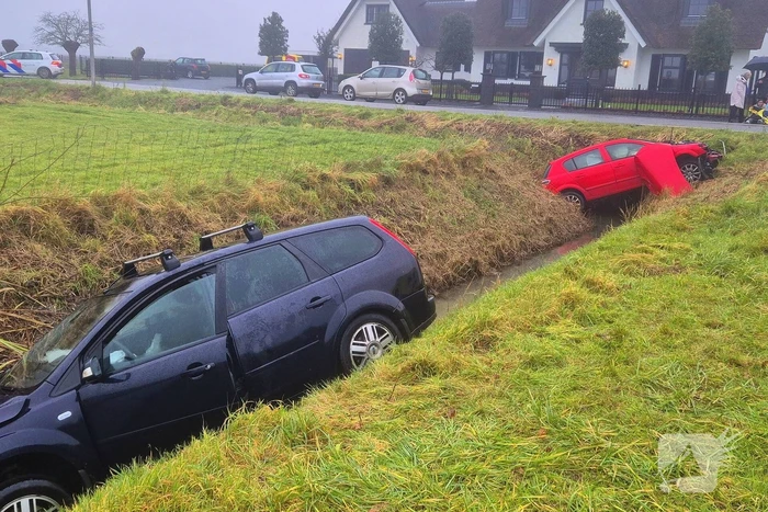 Twee voertuigen belanden in sloot na aanrijding