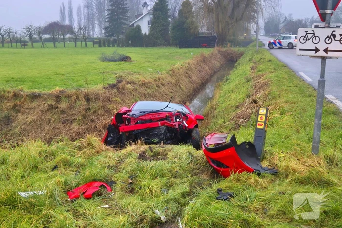 Twee voertuigen belanden in sloot na aanrijding