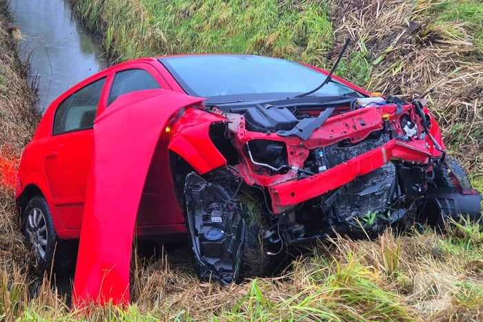 Twee voertuigen belanden in sloot na aanrijding