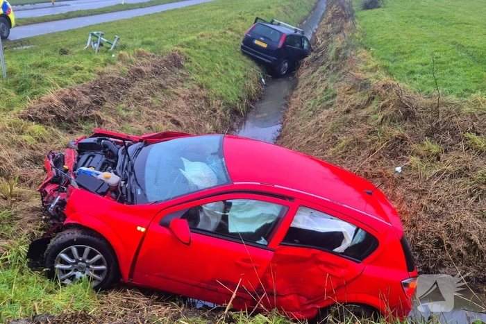 Twee voertuigen belanden in sloot na aanrijding