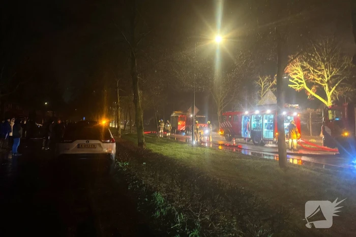 Brandweer blust brand in dak van woning