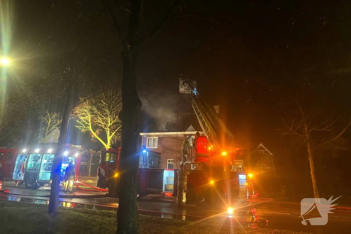 Brandweer blust brand in dak van woning