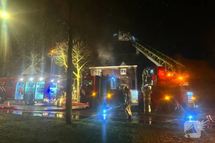 Brandweer blust brand in dak van woning