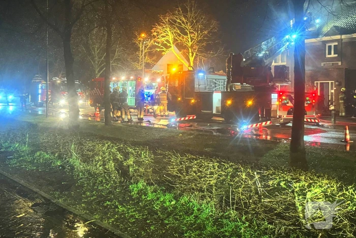Brandweer blust brand in dak van woning