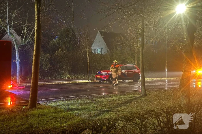 Brandweer blust brand in dak van woning
