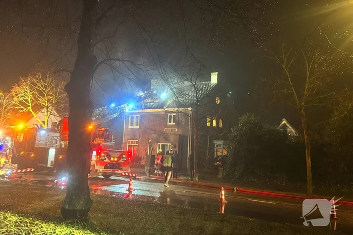 Brandweer blust brand in dak van woning