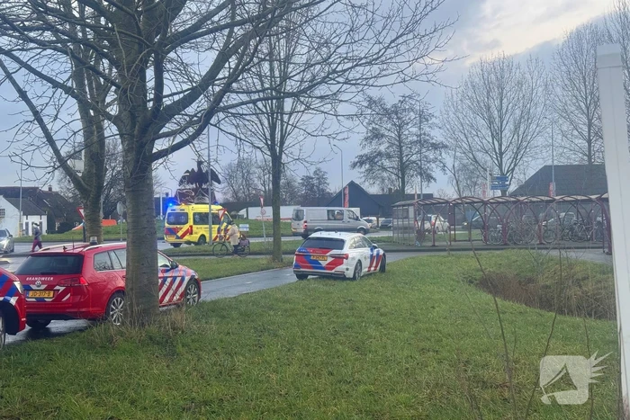 Fietser vast onder buurtbus