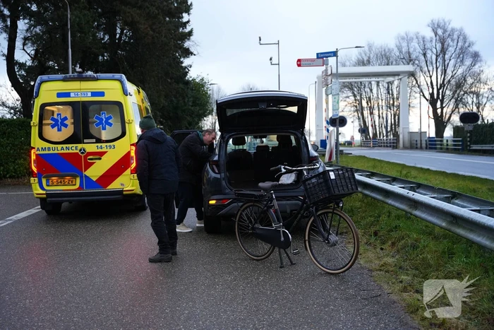 Eembrug tijdelijk afgesloten voor hulpverlening