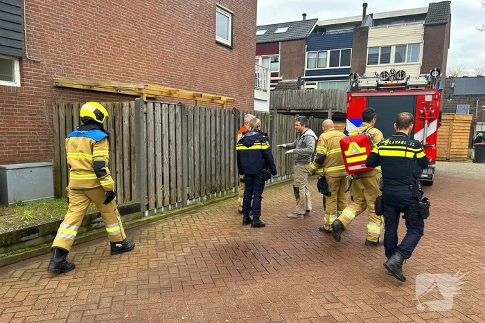 Persoon vast in kruipruimte