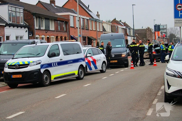 Schade na botsing tussen personenauto en bestelbus
