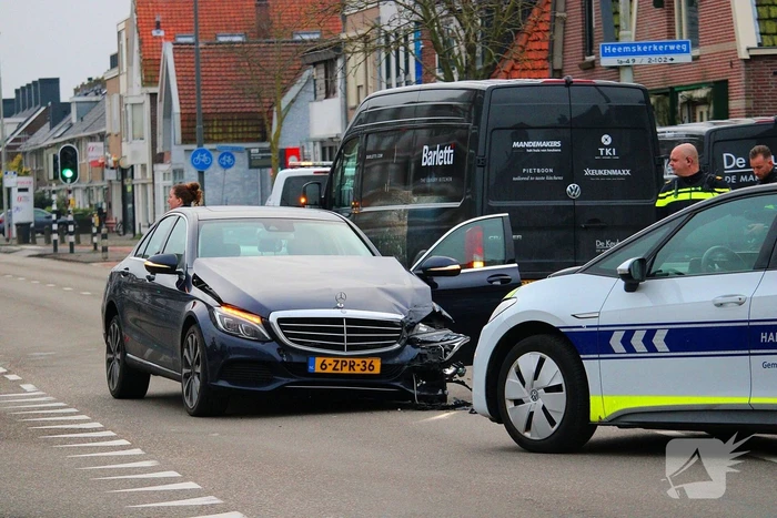 Schade na botsing tussen personenauto en bestelbus