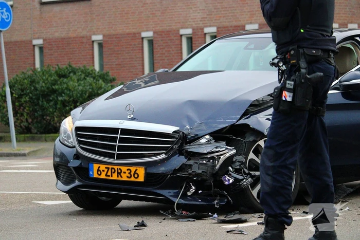 Schade na botsing tussen personenauto en bestelbus