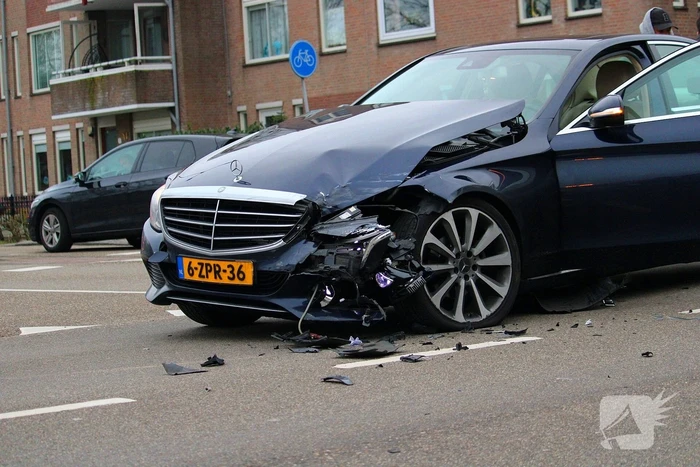 Schade na botsing tussen personenauto en bestelbus