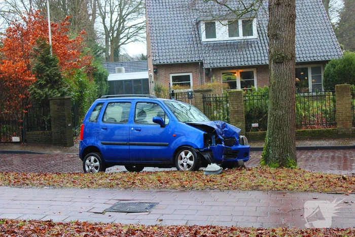 82-jarige bestuurder overleden na botsing tegen boom