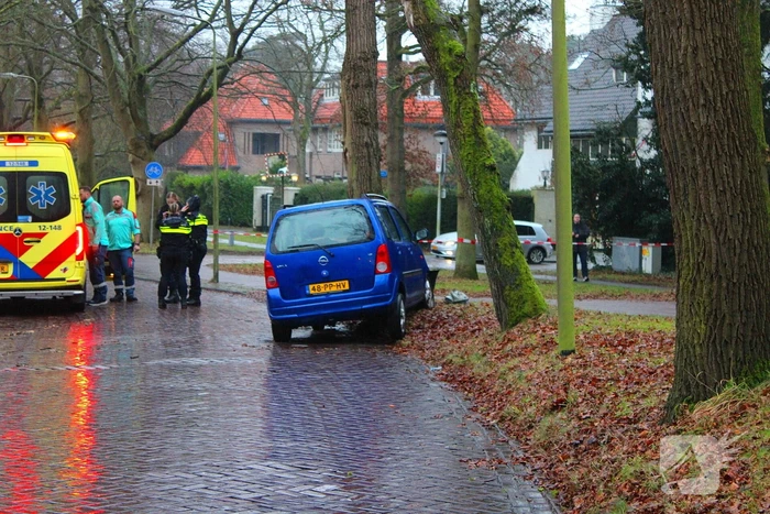 82-jarige bestuurder overleden na botsing tegen boom