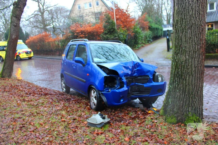 82-jarige bestuurder overleden na botsing tegen boom
