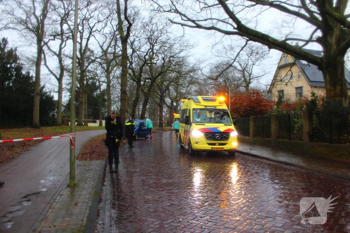 82-jarige bestuurder overleden na botsing tegen boom