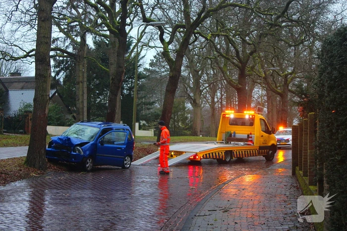 82-jarige bestuurder overleden na botsing tegen boom