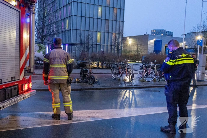 Brommer gaat in vlammen op