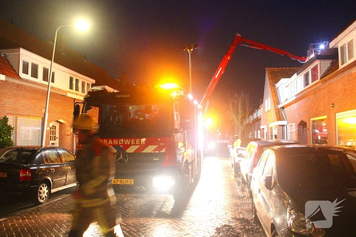 Brandweer veegt schoorsteen van woning