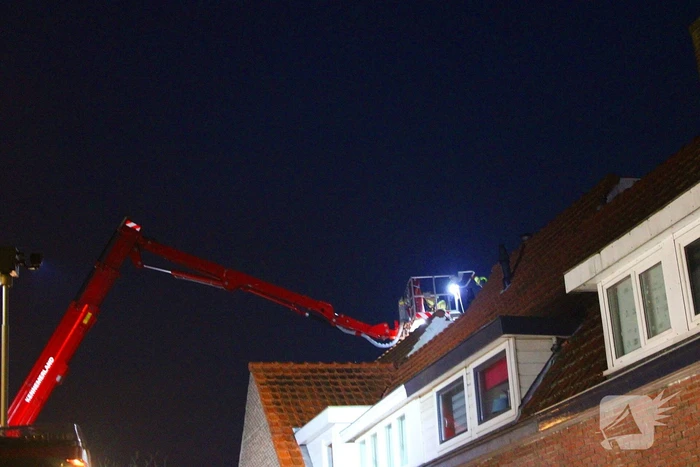 Brandweer veegt schoorsteen van woning