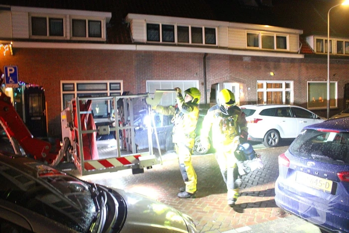 Brandweer veegt schoorsteen van woning