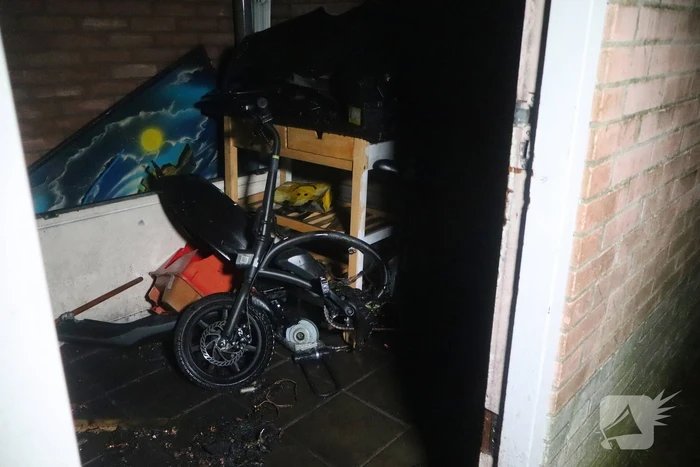 Mini e-bike vliegt in brand tijdens opladen