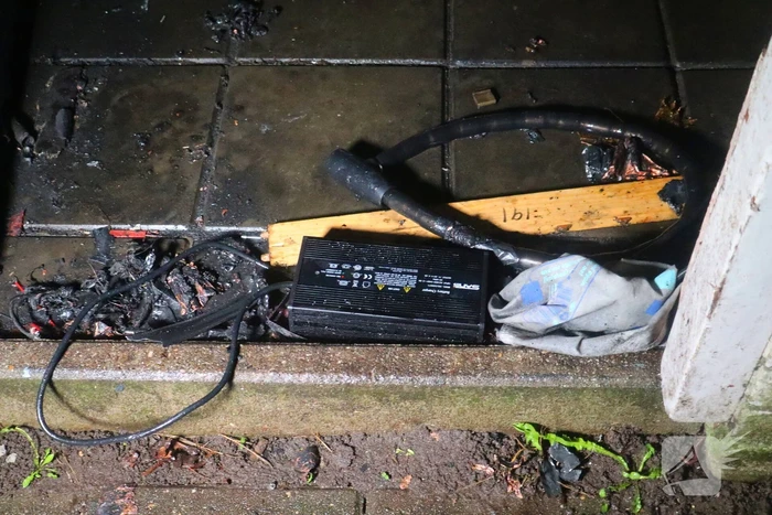 Mini e-bike vliegt in brand tijdens opladen