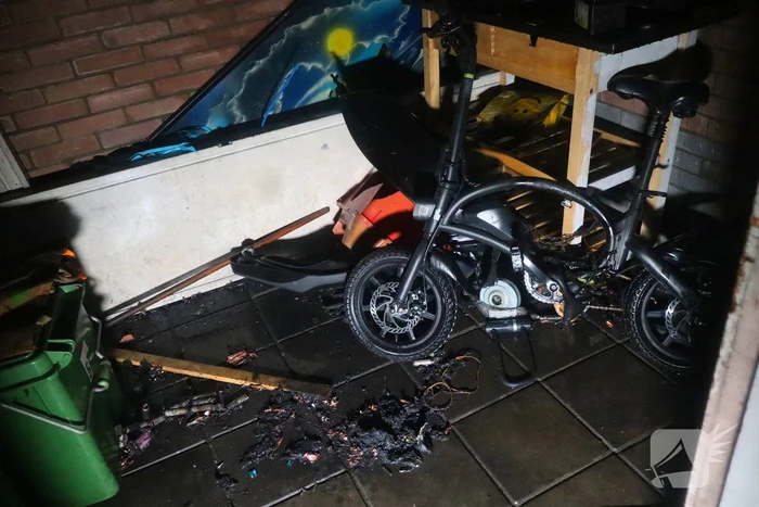Mini e-bike vliegt in brand tijdens opladen