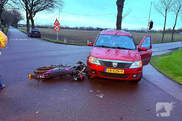 Brommerrijder botst op afslaande auto