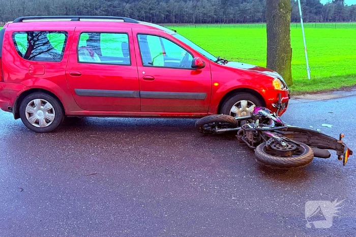 Brommerrijder botst op afslaande auto