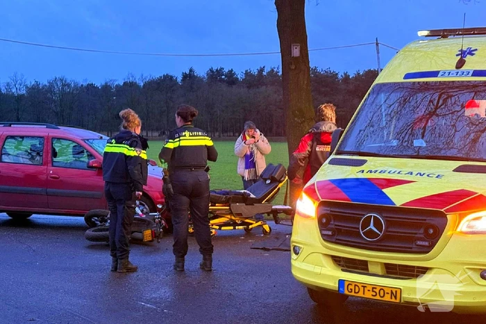 Brommerrijder botst op afslaande auto