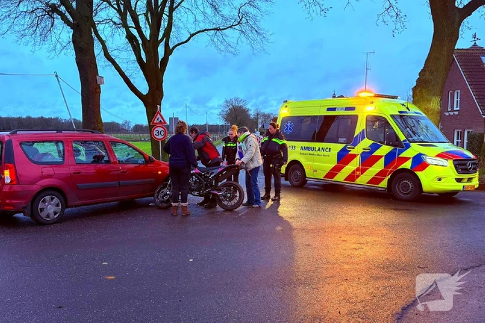 Brommerrijder botst op afslaande auto